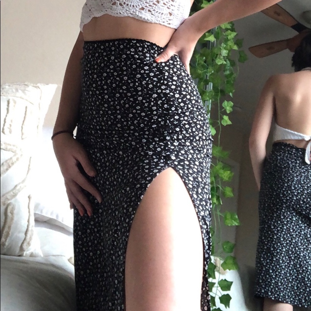 Midi-skirt with slit